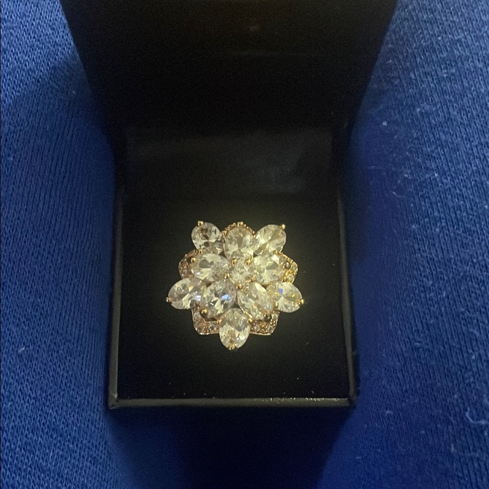 Elegant Gold Floral Ring